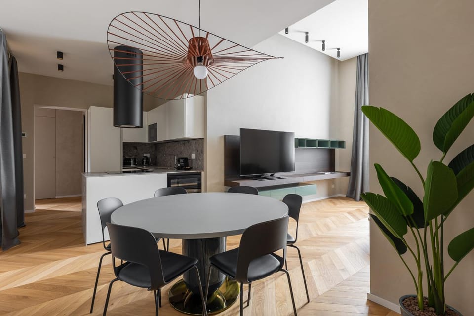 TV and multimedia, Kitchen or kitchenette, Living room, Seating area, Dining area