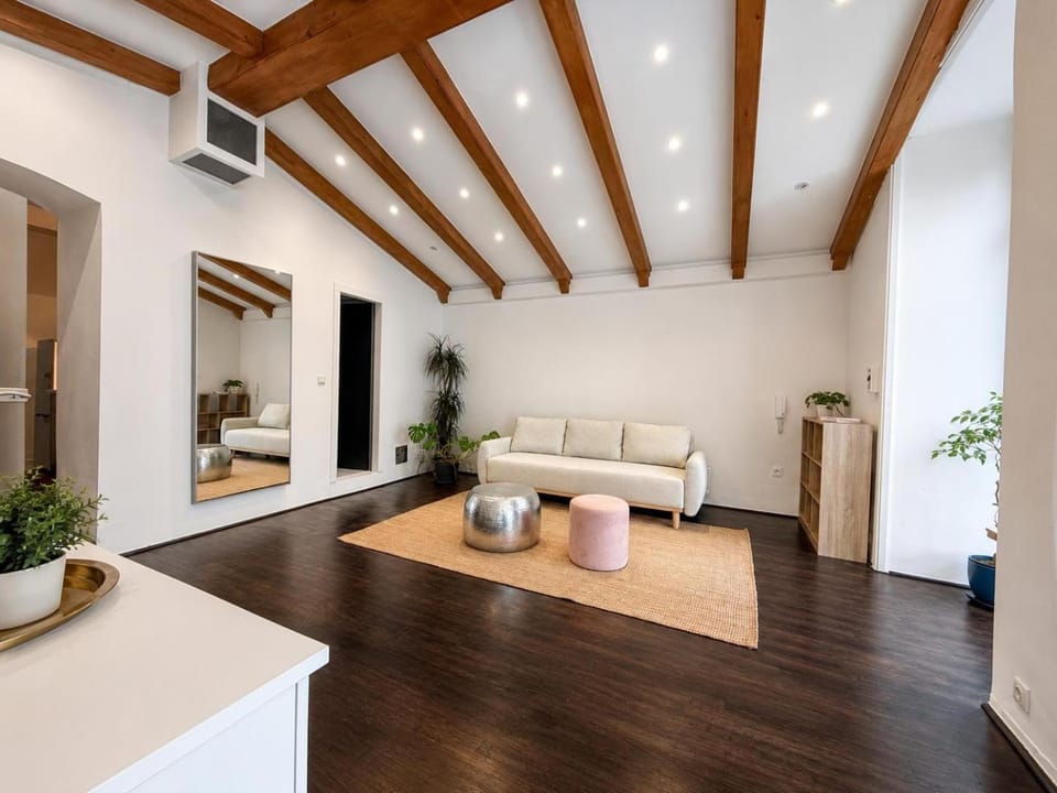 Living room, Seating area, air conditioner