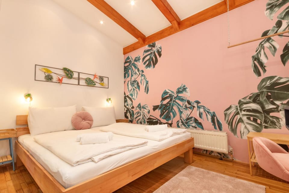 Photo of the whole room, Bedroom, towels