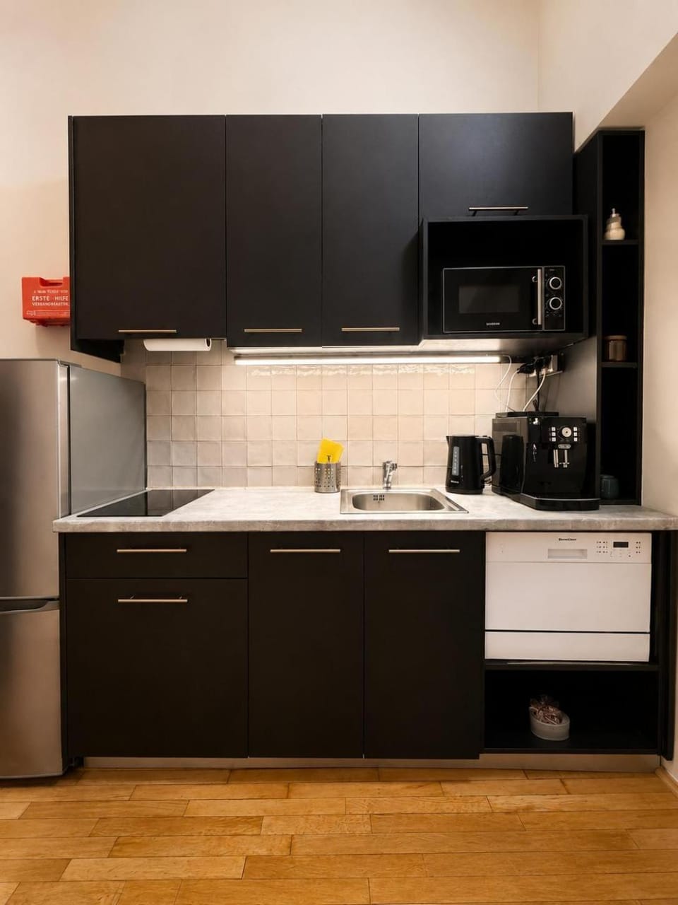 Coffee/tea facilities, Kitchen or kitchenette, stove