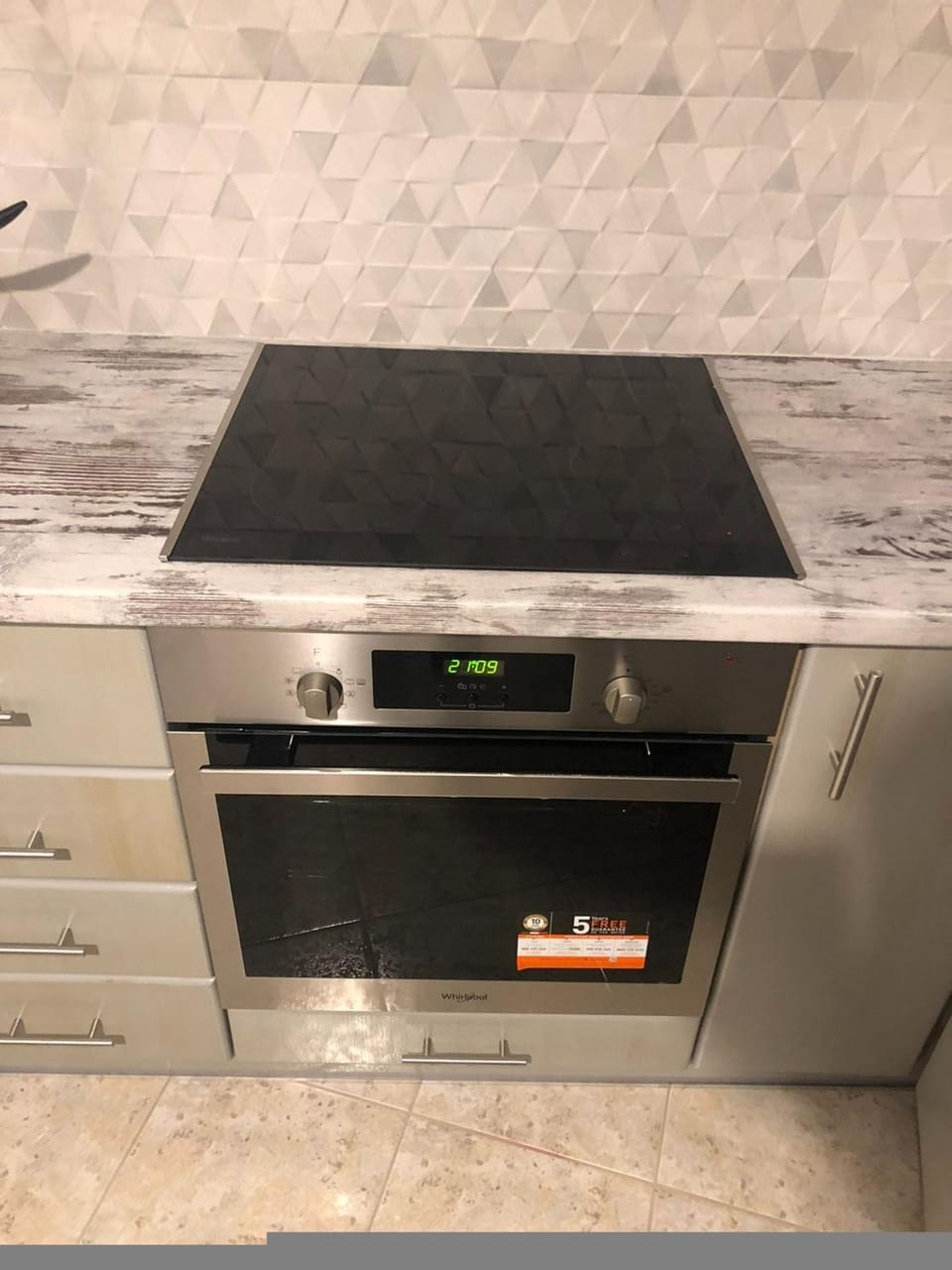 Kitchen or kitchenette, oven