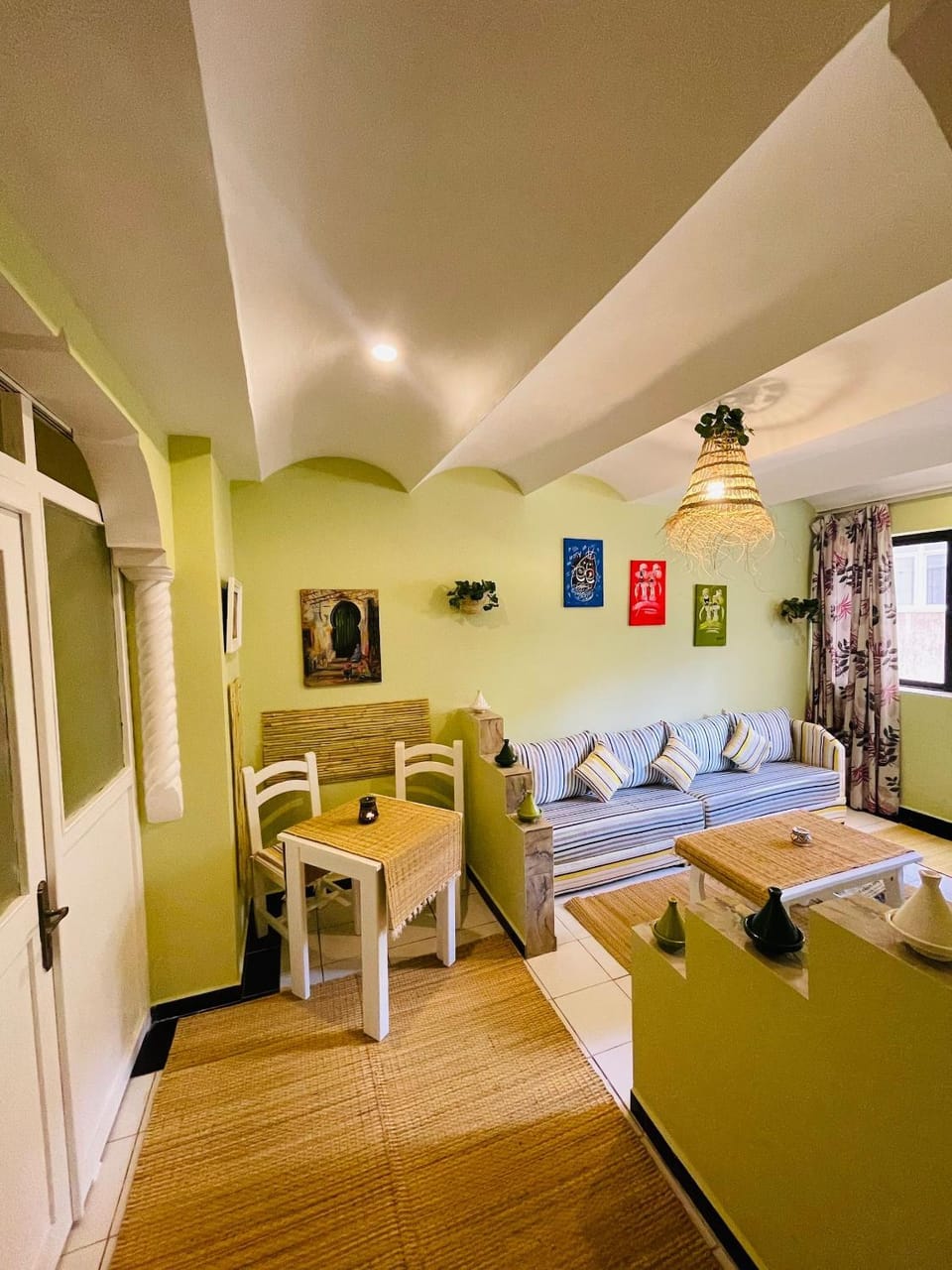 Seating area, Dining area