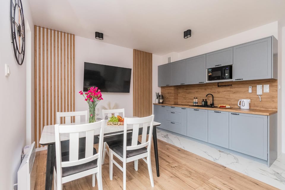 TV and multimedia, Kitchen or kitchenette, Dining area, dishwasher, microwave, stove