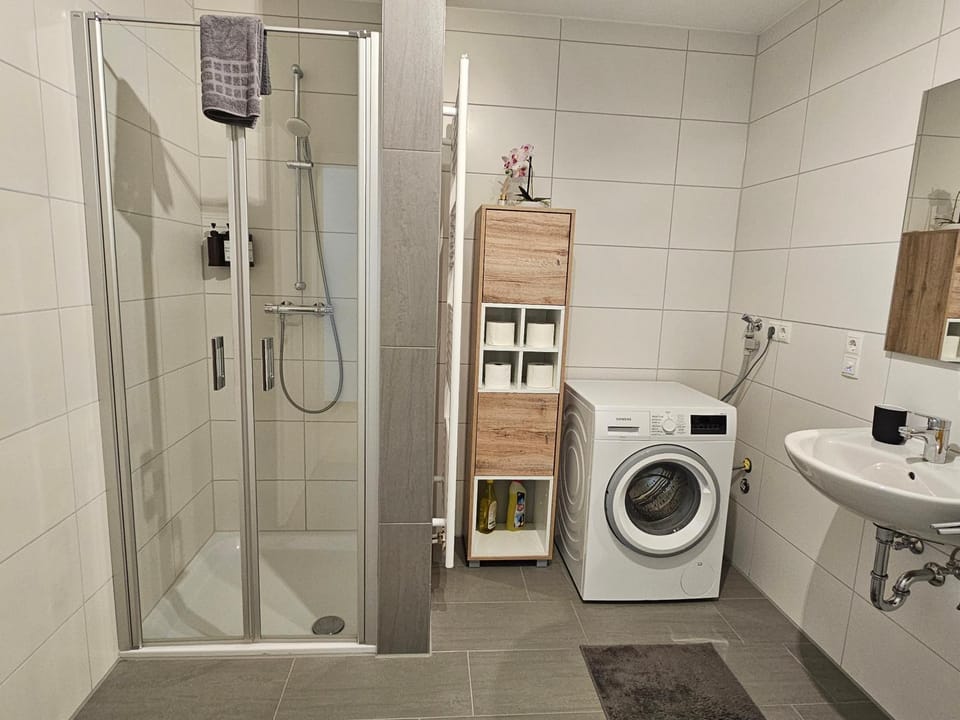 Shower, Bathroom, towels, washing machine