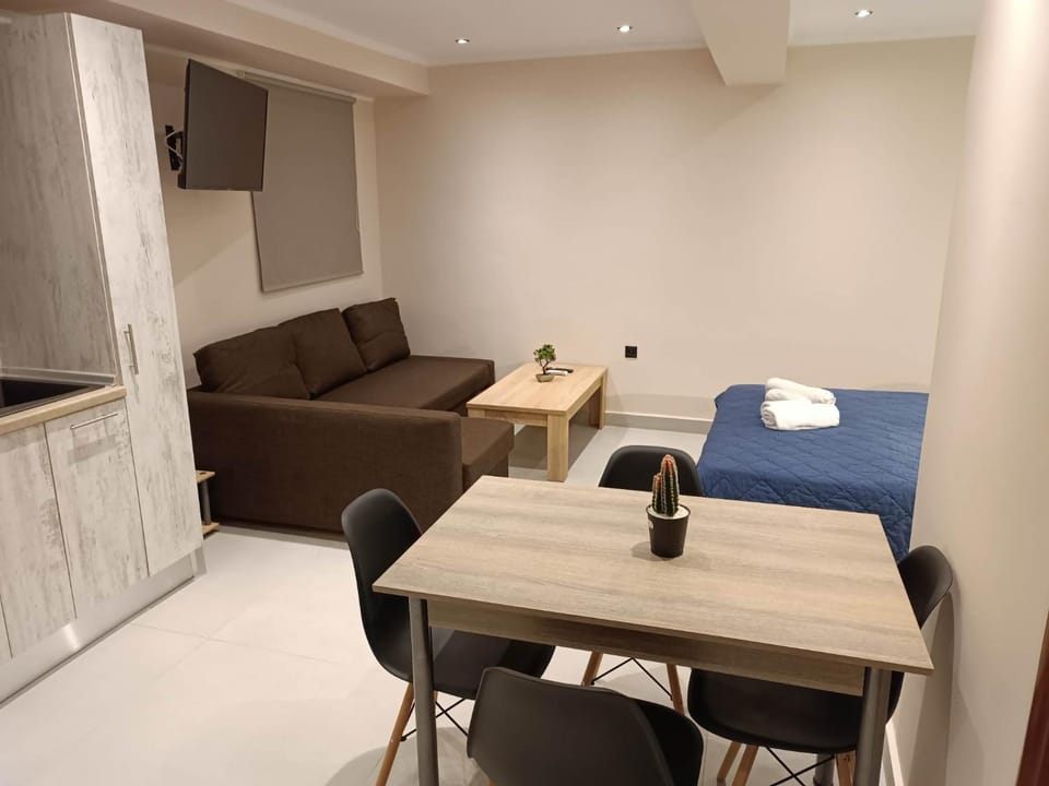 TV and multimedia, Kitchen or kitchenette, Living room, Seating area, Dining area