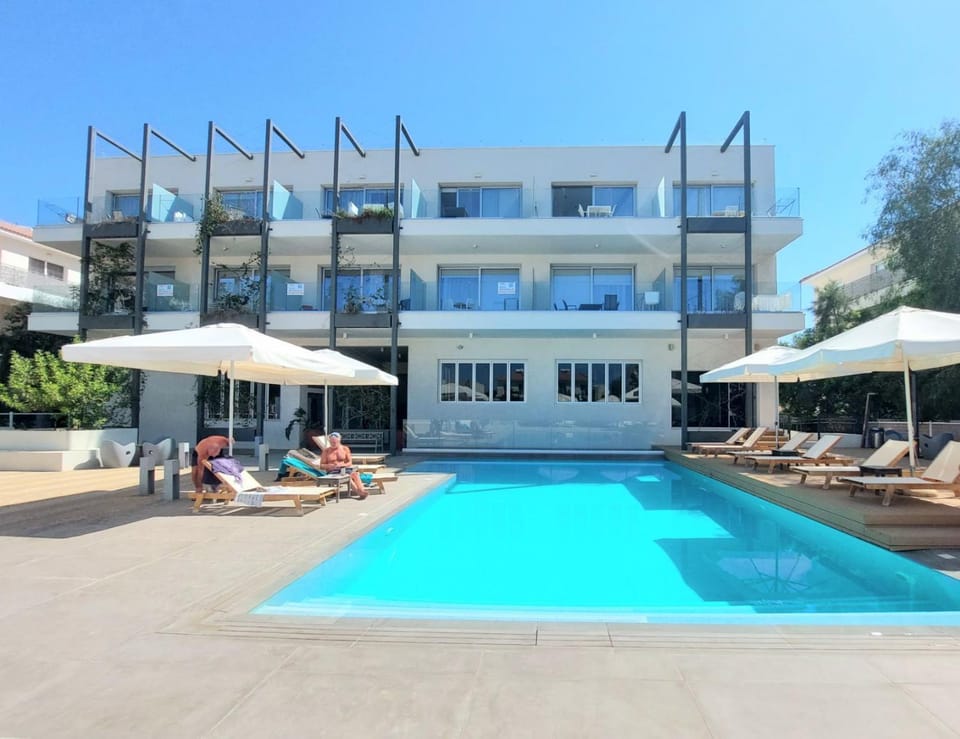 Property building, Day, Pool view, Swimming pool, sunbed