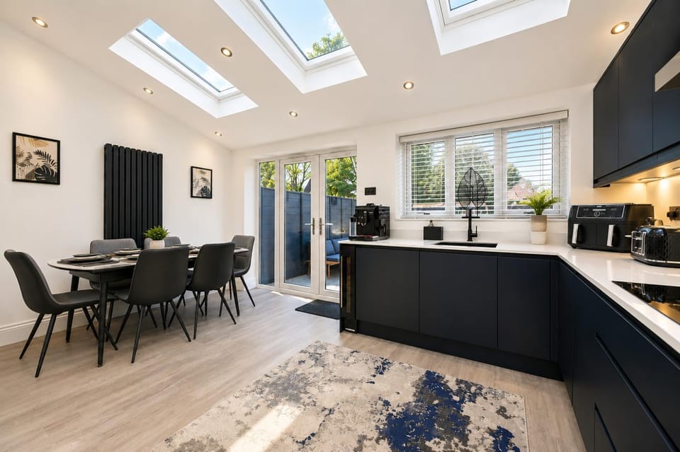 Super Modern 3 bedroom semi-detached. House in Rugby