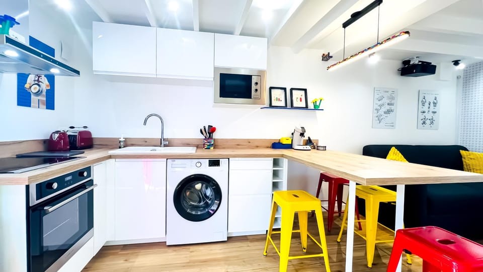 Kitchen or kitchenette, Dining area, minibar, pet friendly, stove, toaster, washing machine