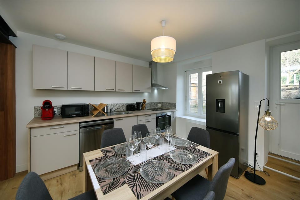 Kitchen or kitchenette, Dining area