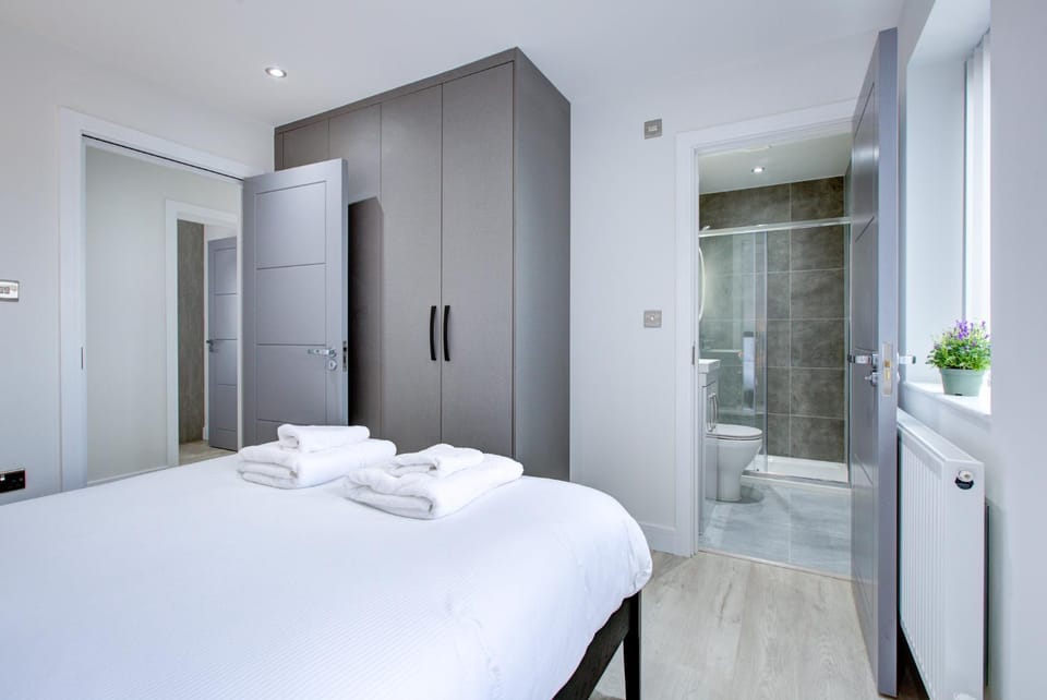 Shower, Bed, Bathroom, Bedroom, Bath, towels