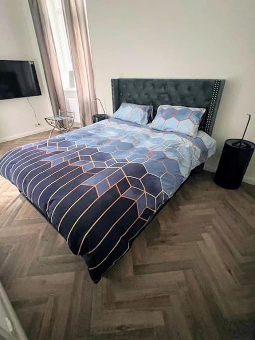 Bed, TV and multimedia, Bedroom