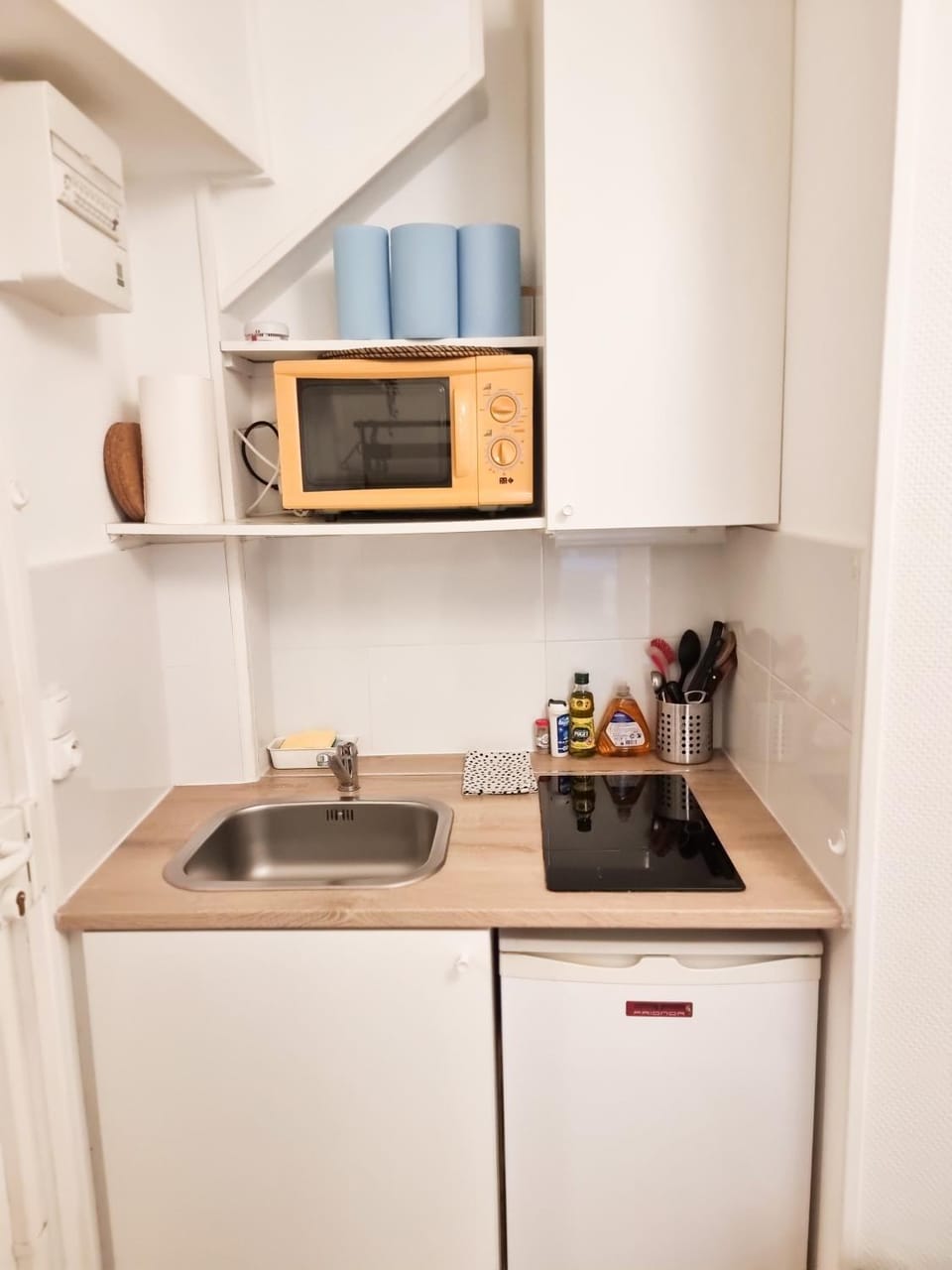 Kitchen or kitchenette, microwave, stove