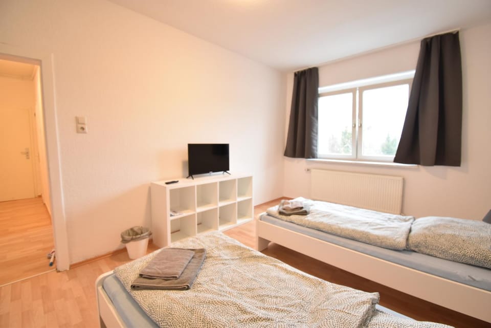 Bed, TV and multimedia, Photo of the whole room, Bedroom