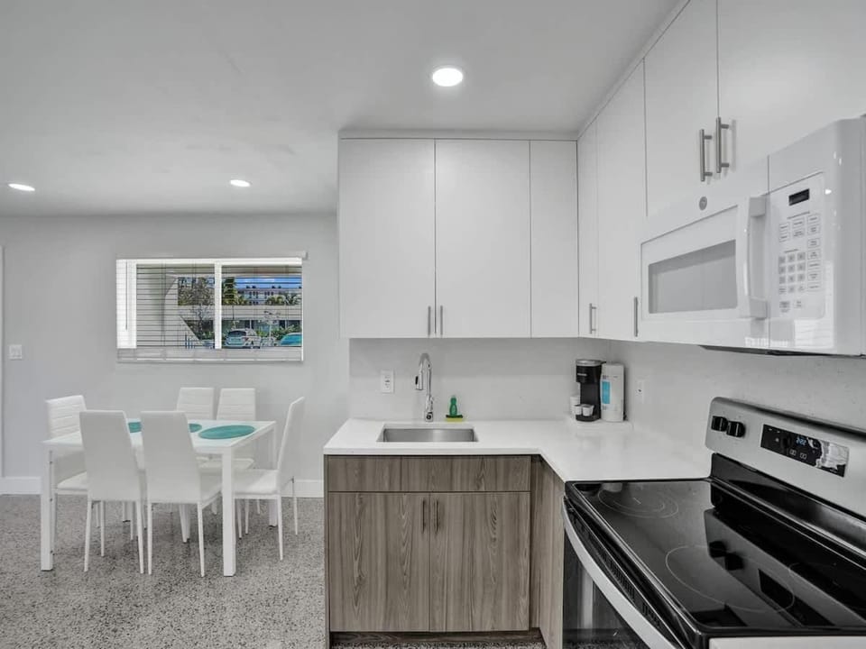 Coastal Charm Cozy 2BR Retreat in Pompano Beach Apartment in Pompano Beach