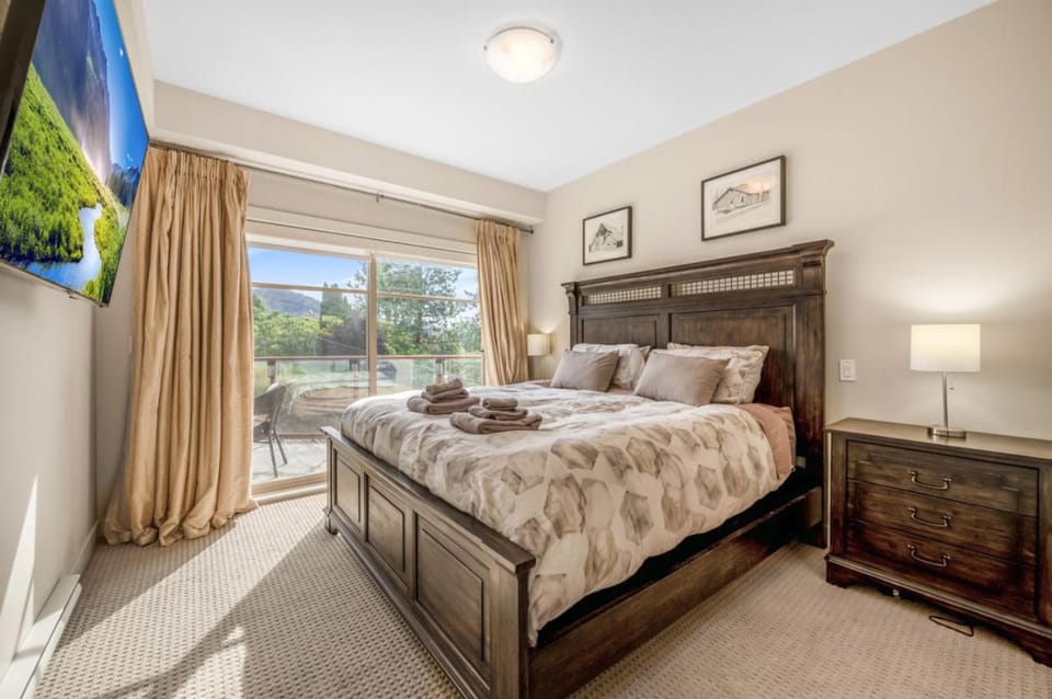 Top Floor Lakeview Condo at Copper Sky 509 House in West Kelowna