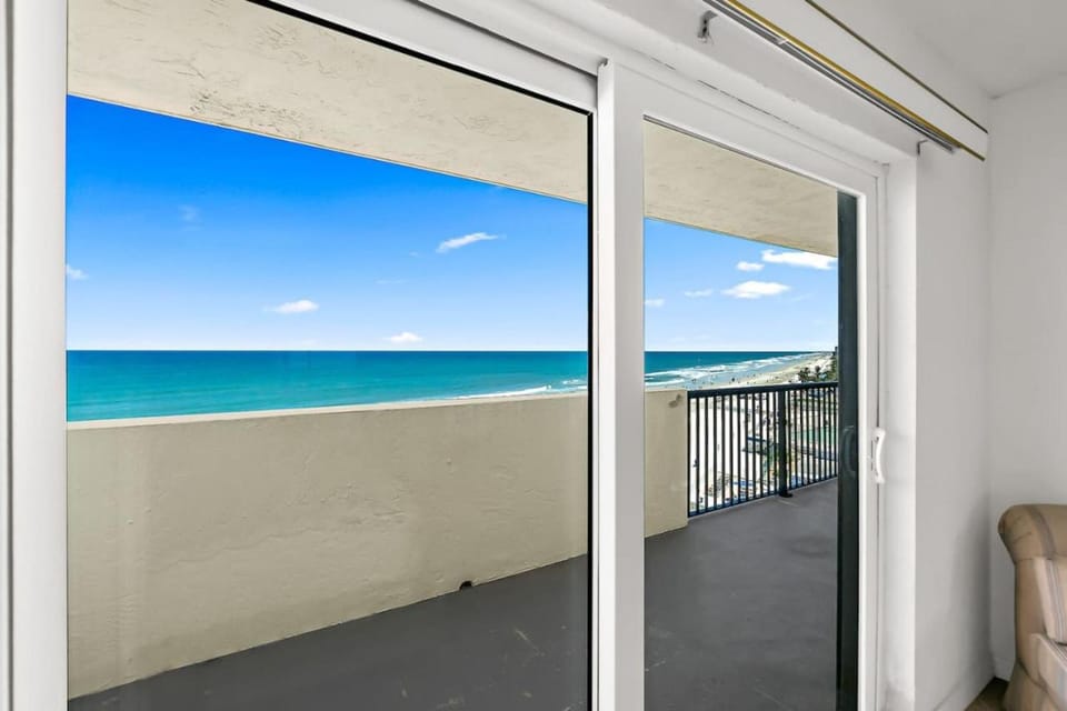 Sandpoint Beachfront Condo Apartment in South Daytona