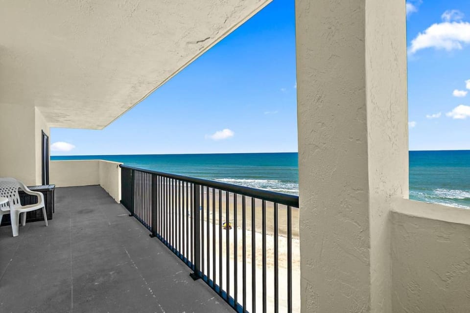 Sandpoint Beachfront Condo Apartment in South Daytona