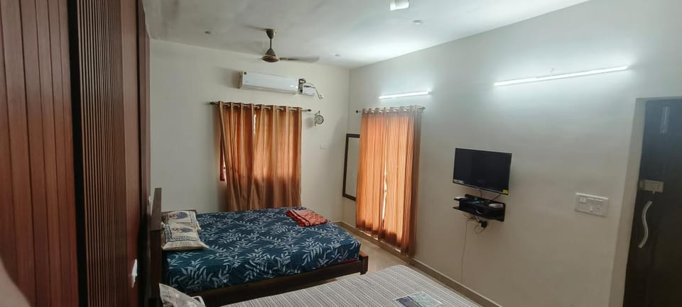 Bed, TV and multimedia, Photo of the whole room, Bedroom, air conditioner