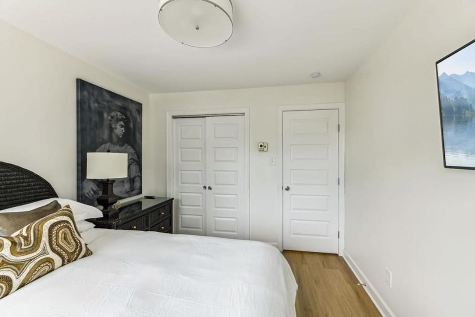 Crystal City Charm 2BR Free Parking 304 House in Crystal City