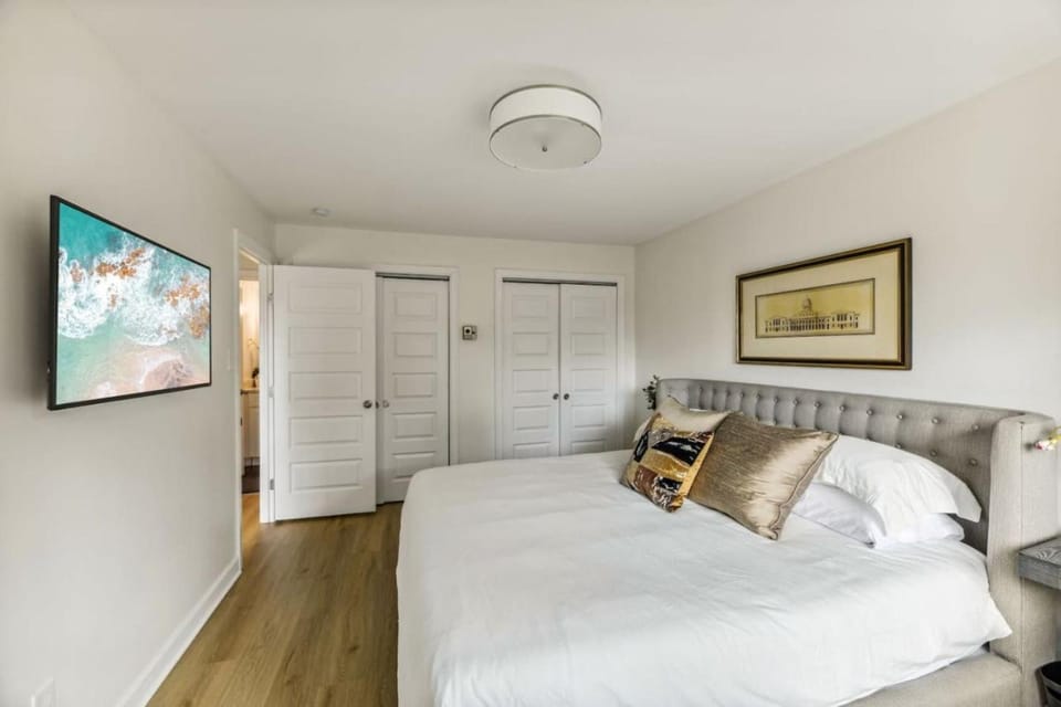 Crystal City Charm 2BR Free Parking 304 House in Crystal City
