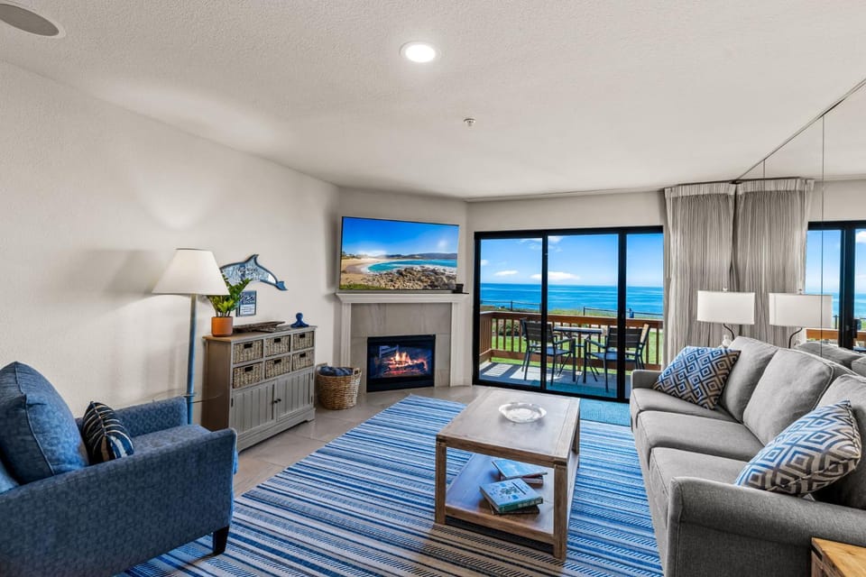 Natural landscape, TV and multimedia, Living room, Seating area, Evening entertainment, Sea view