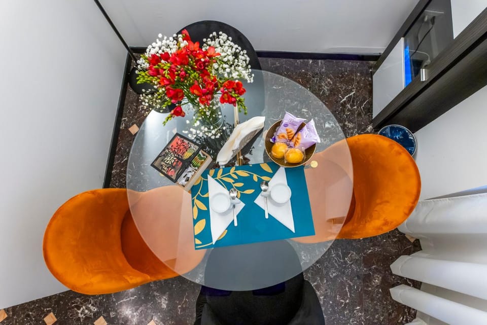 Living room, Food and drinks, Seating area, Dining area, Food