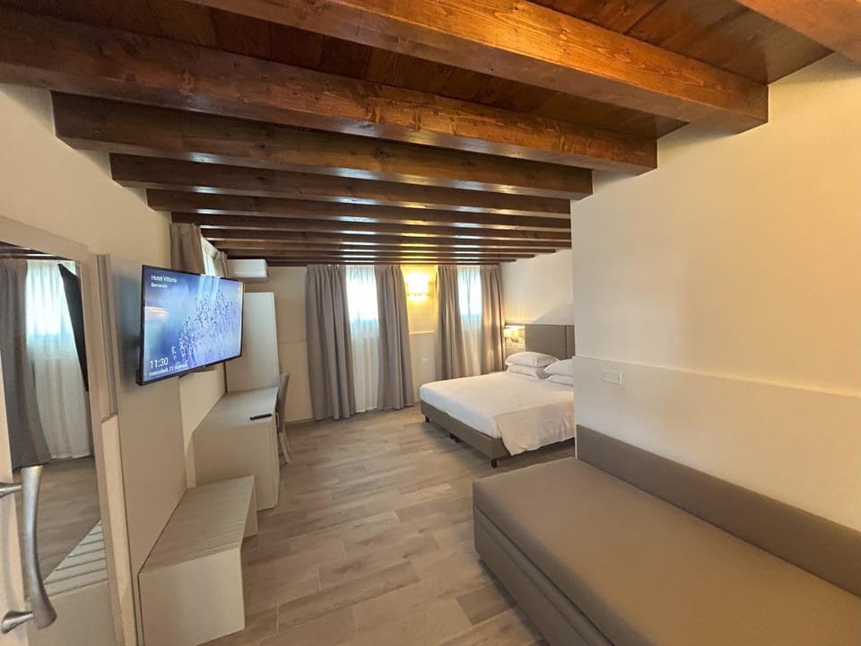 Communal lounge/ TV room, Bed, TV and multimedia, Bedroom