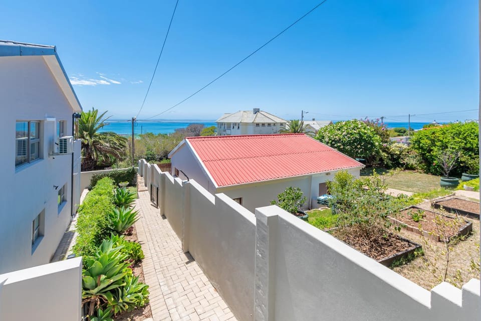 Property building, Day, Neighbourhood, Natural landscape, View (from property/room), Balcony/Terrace, Mountain view, Mountain view, Sea view