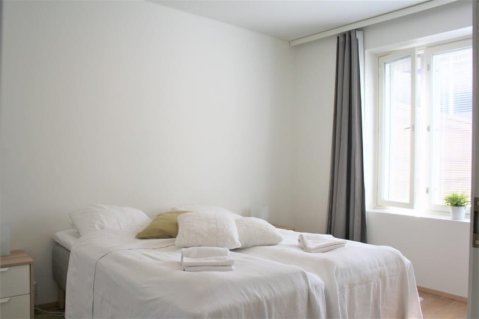 Bed, towels