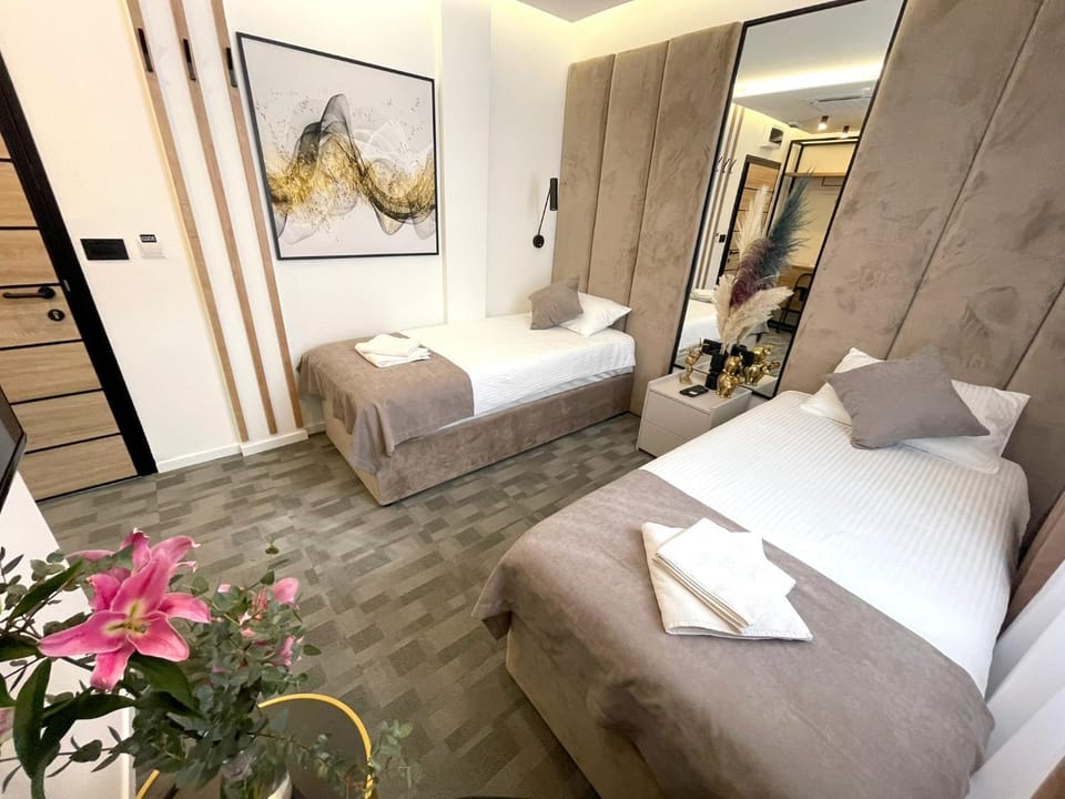 Bed, Bedroom, towels