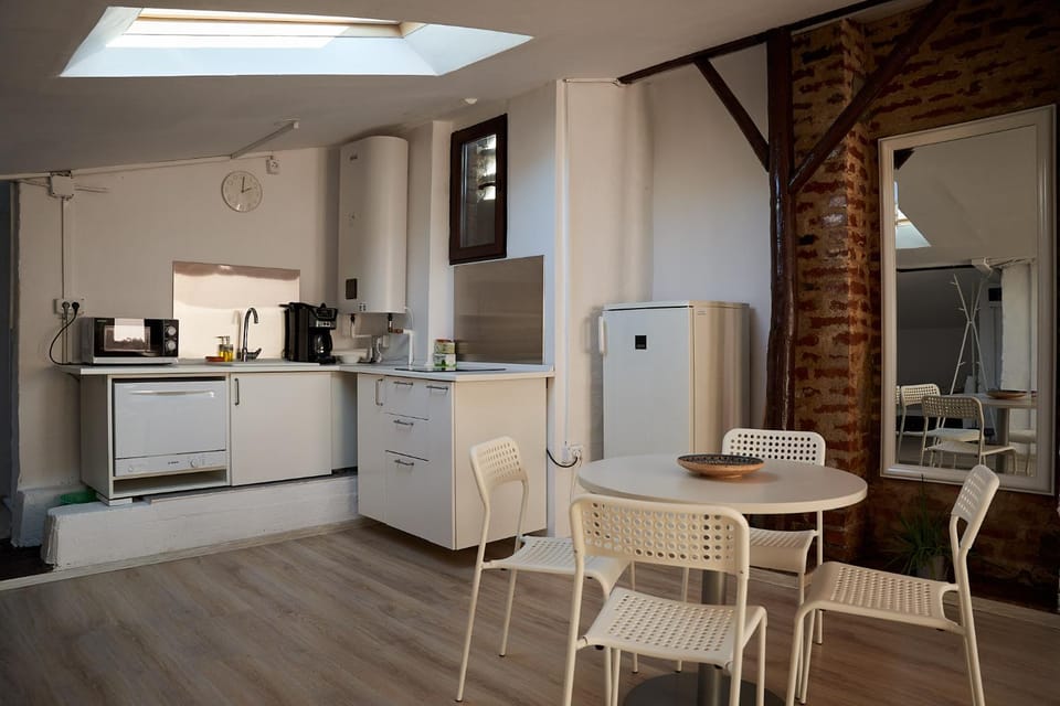 Coffee/tea facilities, Kitchen or kitchenette, Dining area, dishwasher, microwave