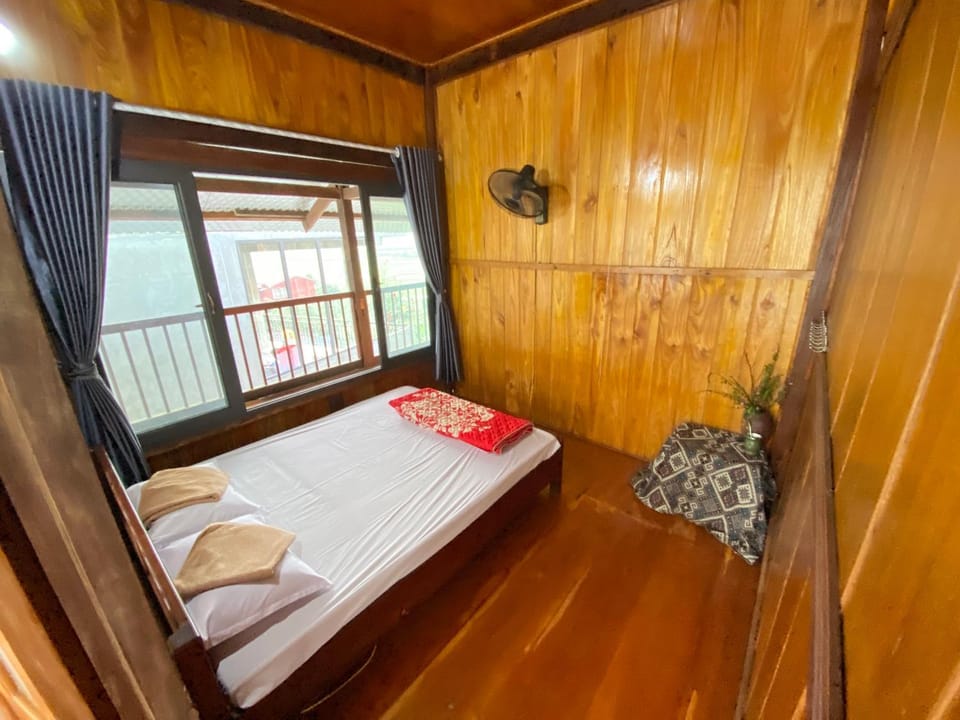 Bed, Natural landscape, Photo of the whole room, Bedroom