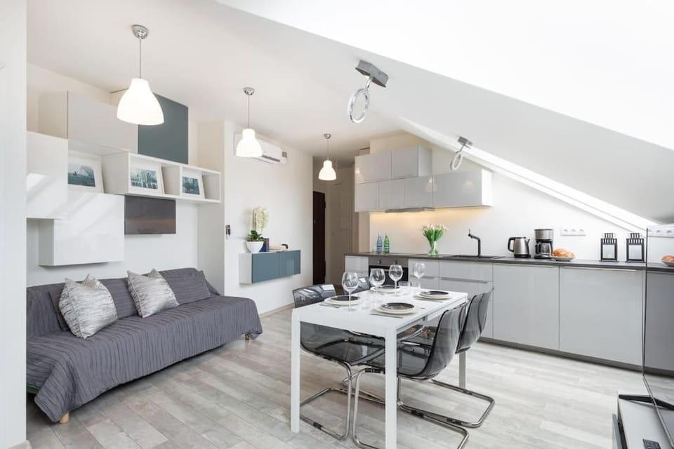Coffee/tea facilities, Kitchen or kitchenette, Living room, Seating area, Dining area, stove