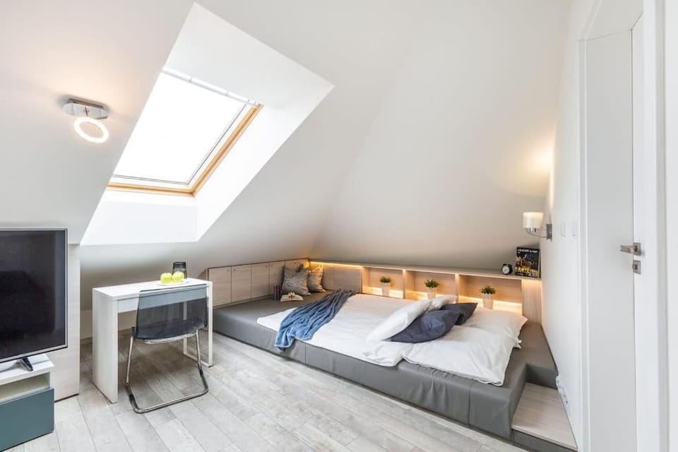 Bed, Seating area, Bedroom