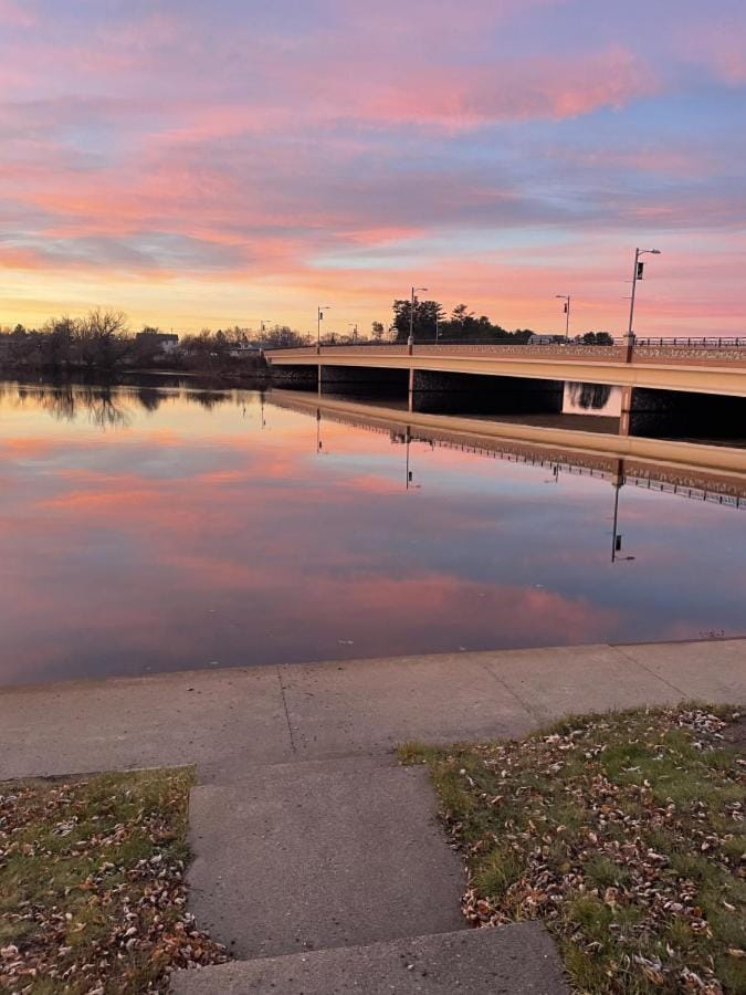Bridge Inn Tomahawk - Suite 101, Kitchen, 1 Kind Size Bed, 2 Futons, Walkout, River View Bed and Breakfast in Wisconsin