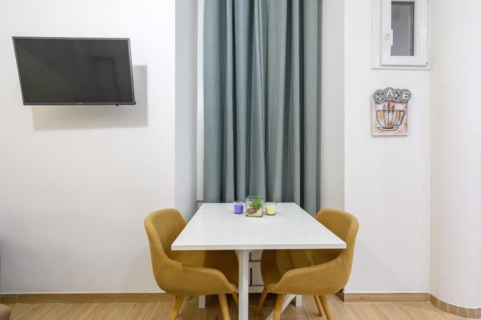 TV and multimedia, Living room, Seating area, Dining area