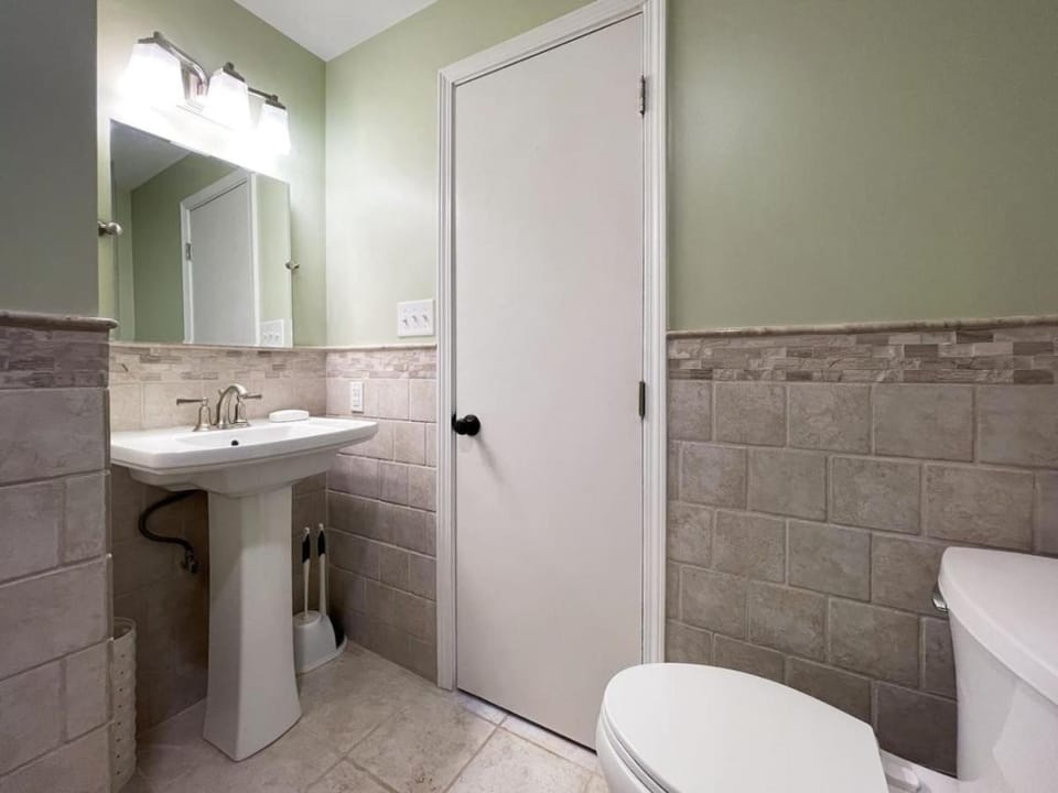 Fenced-In 4 BR 2mi North Hills, Garage, Storage House in Raleigh