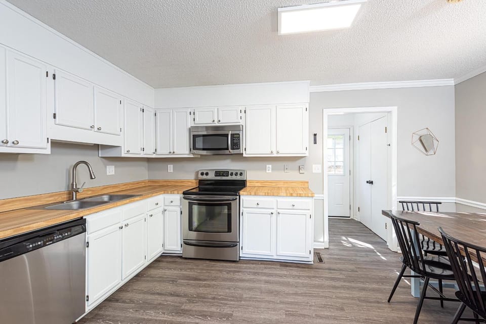 3BR Kid Friendly Fenced in Swingset House in Raleigh