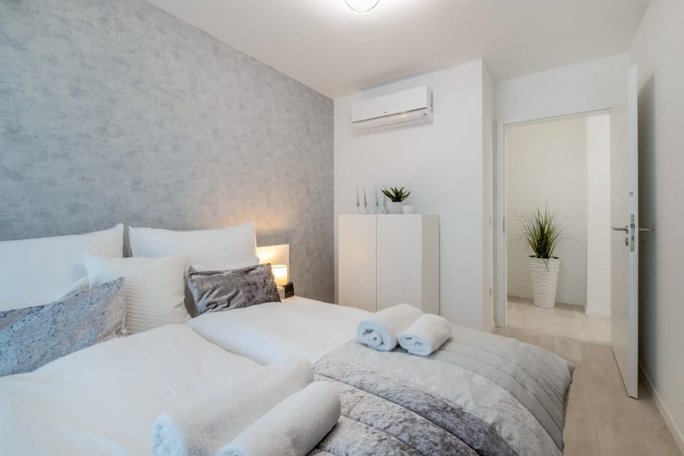 Bed, Photo of the whole room, Bedroom, towels, wardrobe, air conditioner