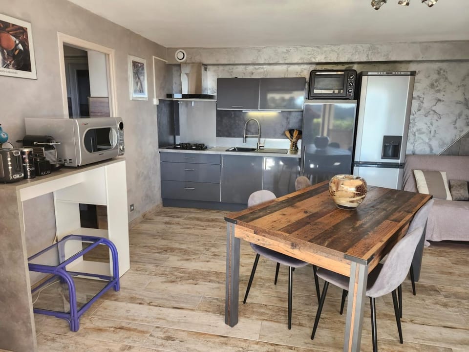 Kitchen or kitchenette, Living room