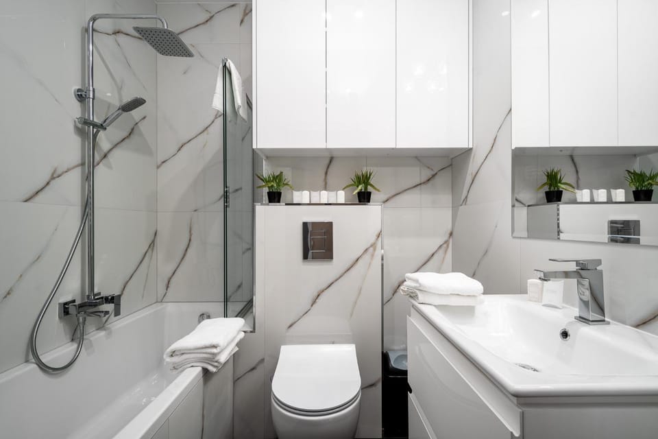 Shower, Toilet, Bathroom, Bath, towels