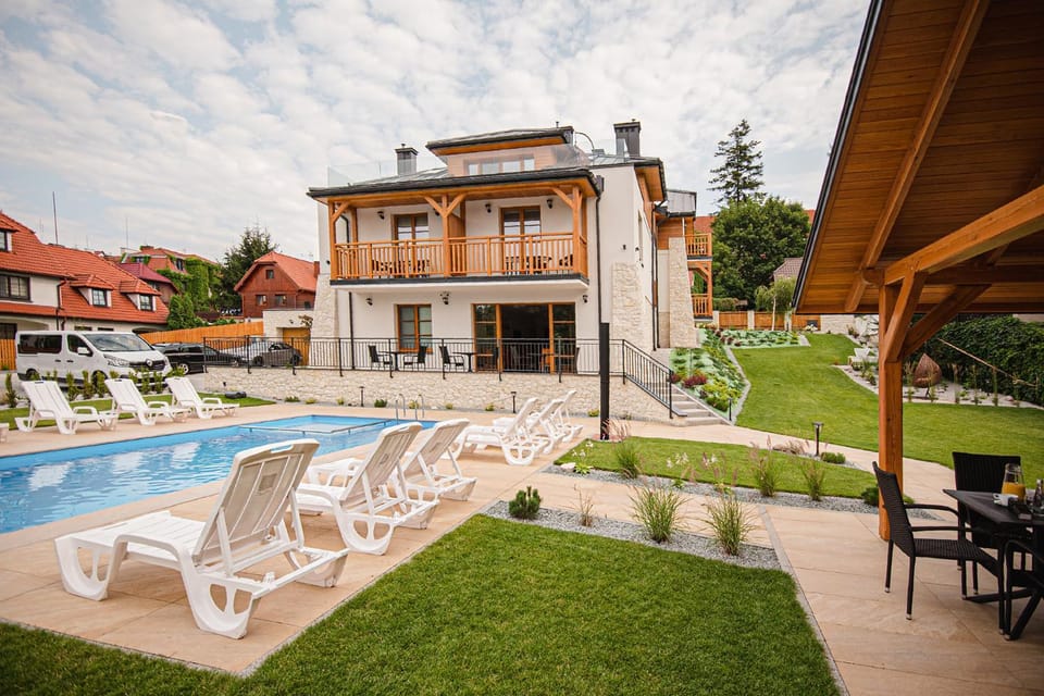 Swimming pool, Breakfast