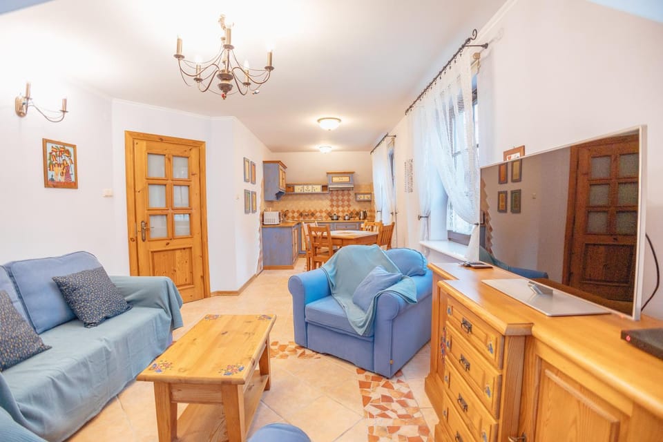 TV and multimedia, Kitchen or kitchenette, Living room, Seating area