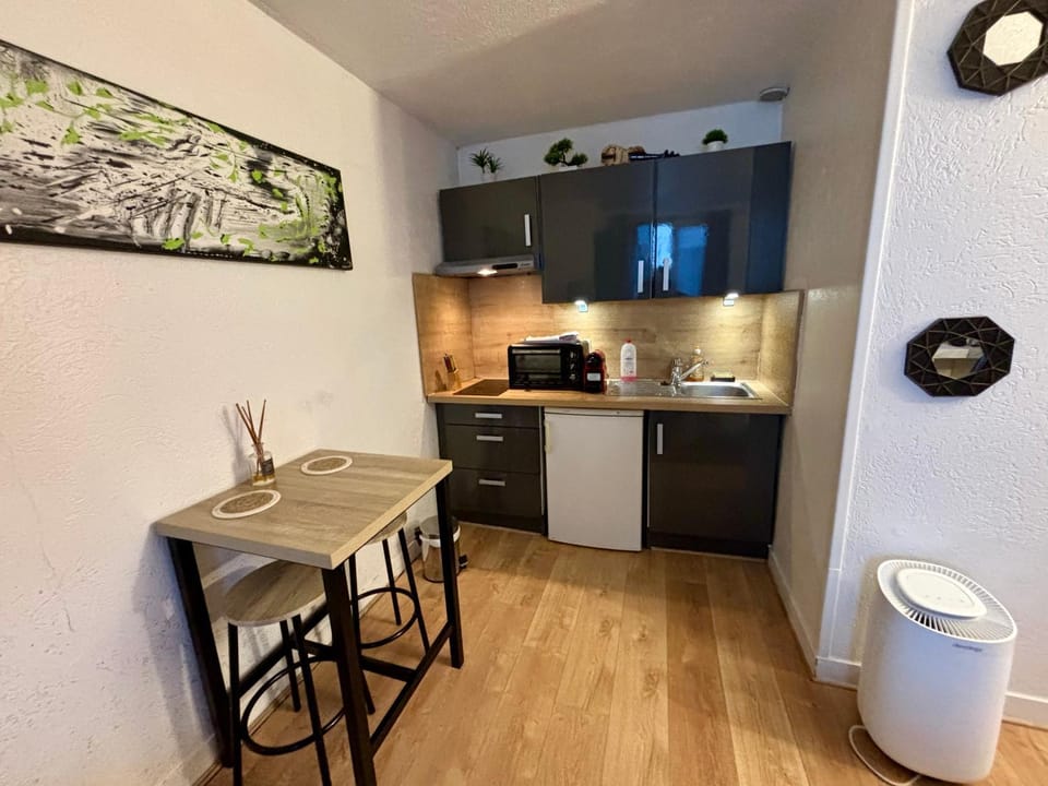 Kitchen or kitchenette, Dining area