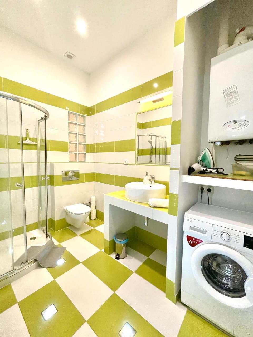 Shower, Toilet, Bathroom, towels, washing machine