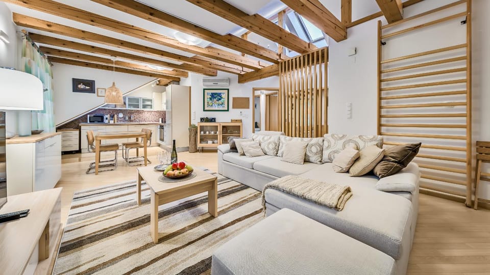 TV and multimedia, Living room, Photo of the whole room, Seating area, Dining area