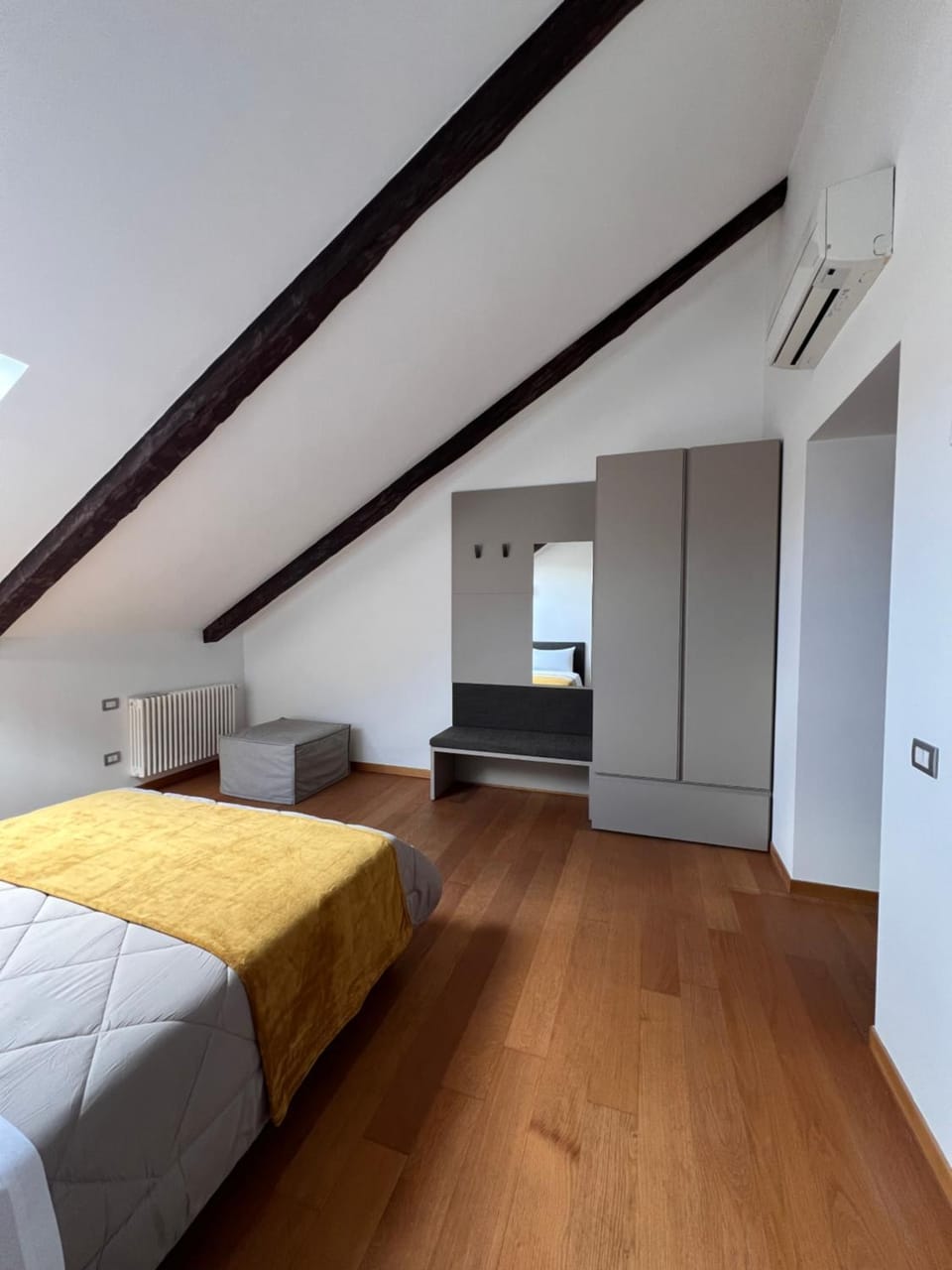 Photo of the whole room, Bedroom, wardrobe