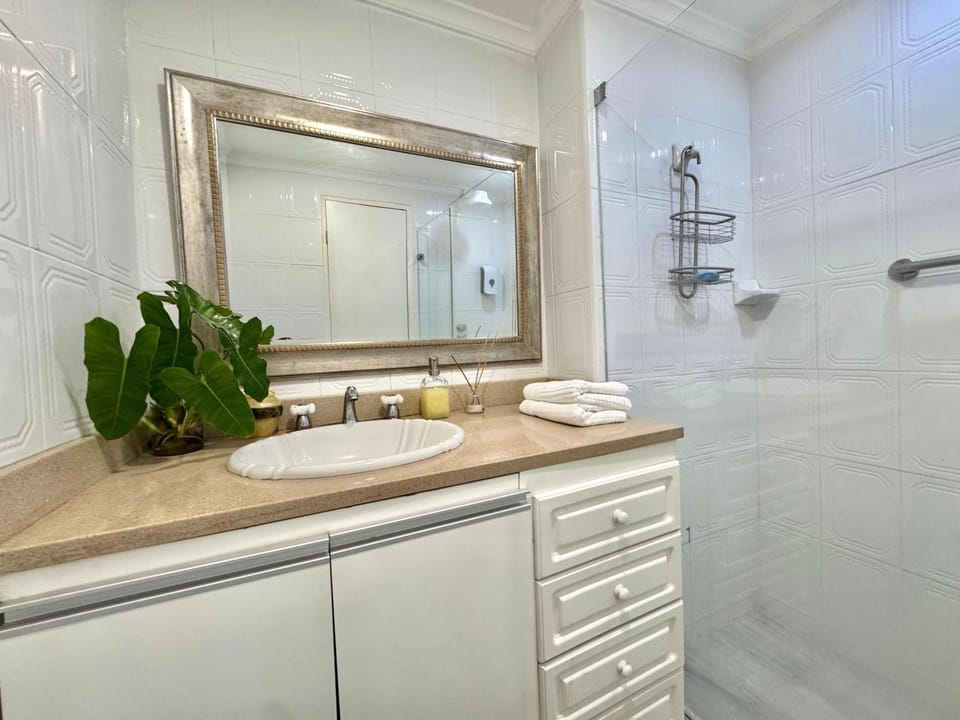 Shower, Bathroom, towels