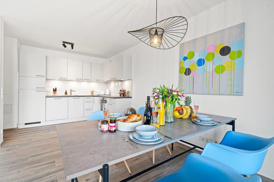 Kitchen or kitchenette, Seating area, Dining area