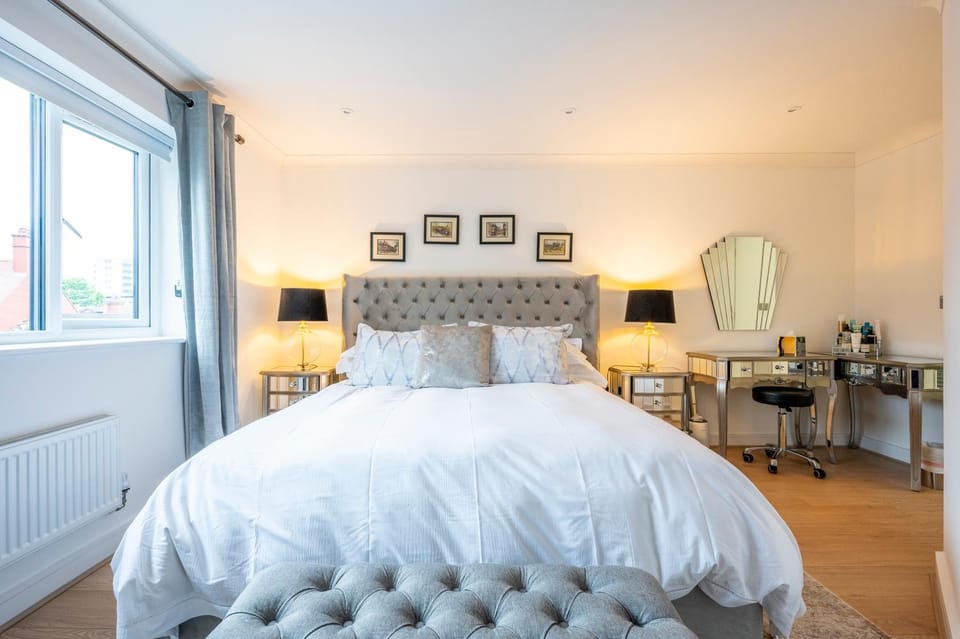 Exclusive New City Center Designer Mews Home House in Chester